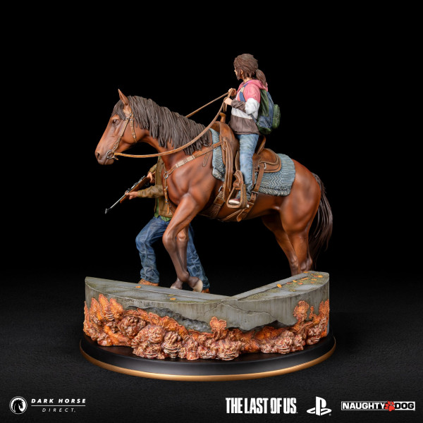 Joel and Ellie from Naughty Dog's The Last of Us in the form of a statue by Dark Horse