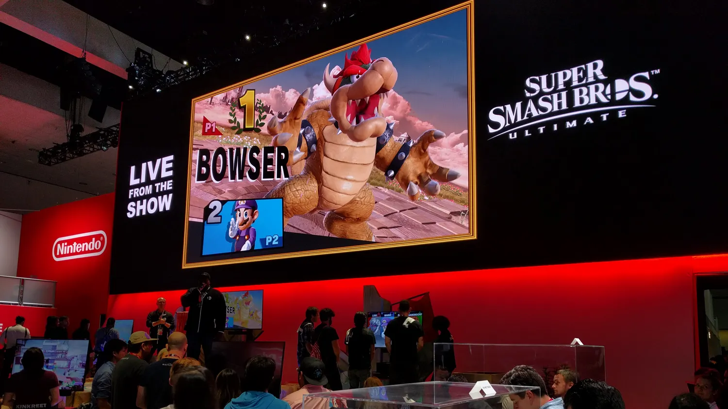 Just kidding! SSBU is impossible to miss at Nintendo's booth, just like it's impossible not to be creeped out by Mario wearing Waluigi's clothes. Seriously, how did he even get a hold of those?
