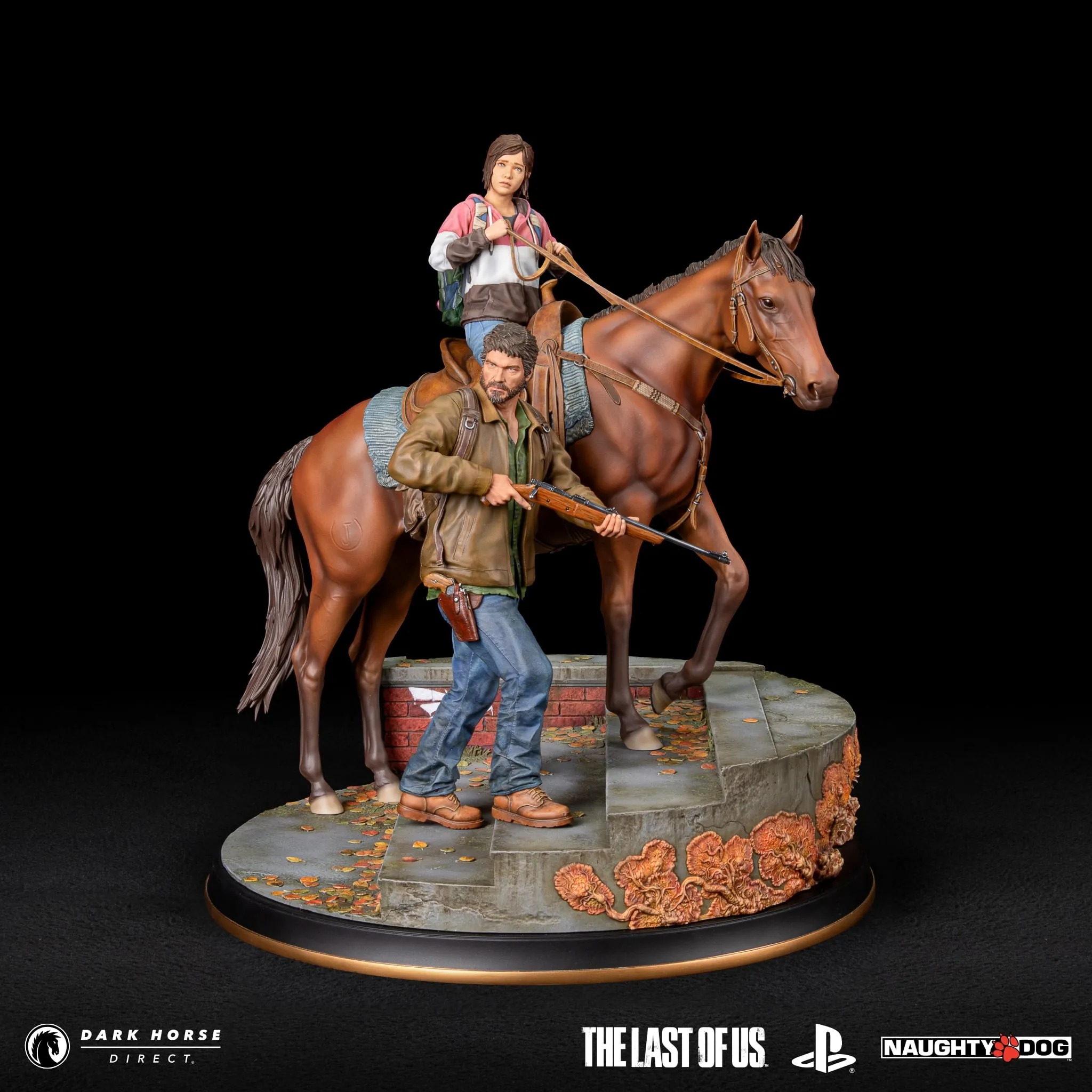 Joel and Ellie from Naughty Dog's The Last of Us in the form of a statue by Dark Horse