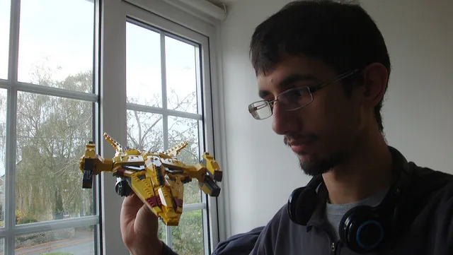 This Destiny Ship’s Avionics Are Completely Made Of Lego Bricks